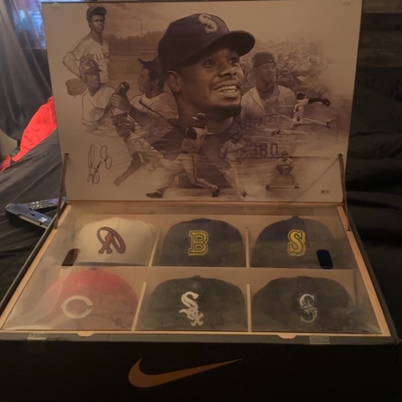 Ken Griffey Jr Nike Limited Edition Nike Hat Collection Display W/ Autograph - Picture 2 of 7